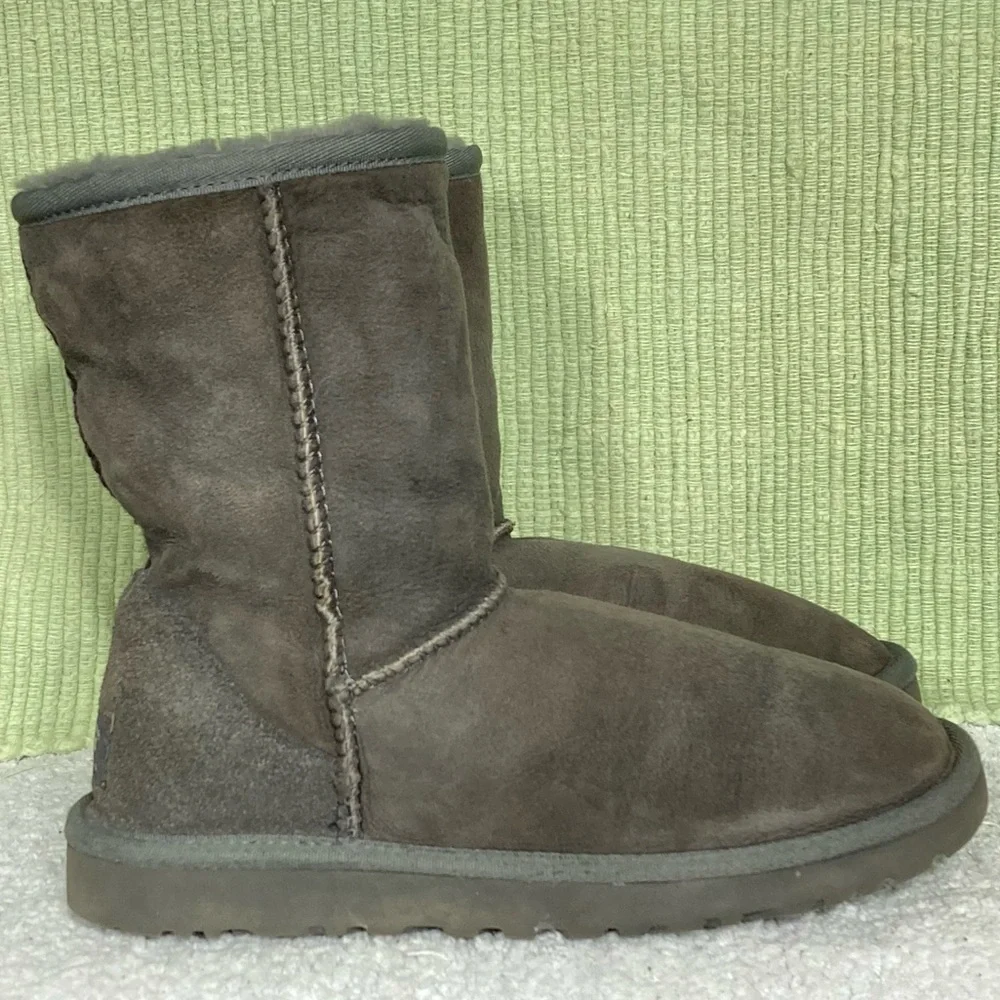 UGG Women’s Grey Classic Short Shearling/Sheepskin Boots Size US 5